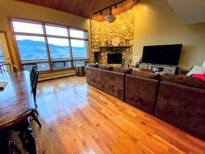 V3 Gorgeous SKI-IN Mountain View Townhouse with great views in Bretton Woods Fast wifi的电视和/或娱乐中心
