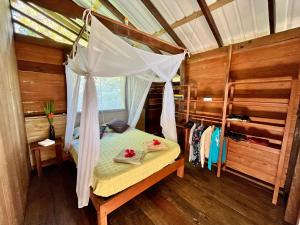ヌキにあるCasa Manikiのベッドルーム(蚊帳付きのベッド付) +13枚の写真