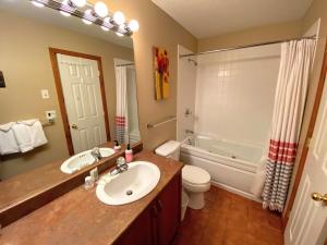 V3 Gorgeous SKI-IN Mountain View Townhouse with great views in Bretton Woods Fast wifi的一间浴室