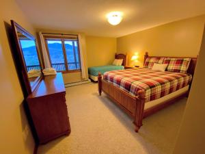 - une petite chambre avec un lit et une fenêtre dans l'établissement V3 Gorgeous SKI-IN Mountain View Townhouse with great views in Bretton Woods Fast wifi, à Carroll