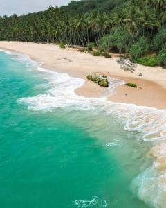 una vista aérea de una playa con el océano en Appu Villa, en Tangalle