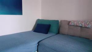 - un lit et un canapé dans une chambre dans l'établissement chambre mezzanine Magnan, à Nice