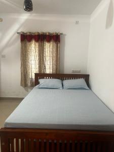 Tempat tidur dalam kamar di Takashi Homestay North Paravur Near Muziris