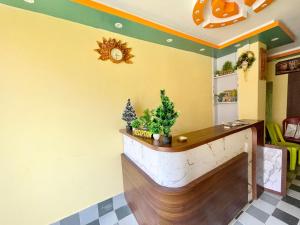 eine Bar in einem Restaurant mit gelber Wand in der Unterkunft Hotel Swapna Inn in Puri