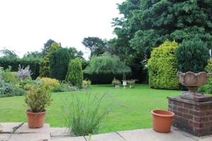 a garden with a statue in the middle of the grass at Lovely 10-Bed House in Birmingham with a big drive in Birmingham