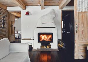 a fireplace in the living room of a house at Lavendowo in Piechowice