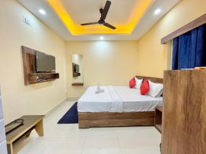 Camera con letto e TV di Hotel Swapna Inn a Puri