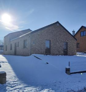un edificio con mucha nieve delante en Gîte rural "l'Anseromia", en Dinant