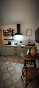cocina con mesa en el centro de una habitación en El 6 De Busquet en Cáceres