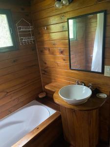 ein Badezimmer mit einer Badewanne, einem Waschbecken und einer Badewanne in der Unterkunft Cabañas El Tercer Ojo Tigre in Tigre