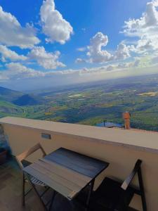 a wooden bench sitting on the ledge of a balcony at La Rupe Bed and Breakfast in Norma