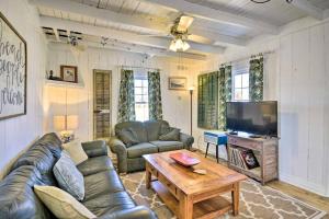 ein Wohnzimmer mit Ledermöbeln und einem TV in der Unterkunft Sand Pebbles: Bright Bungalow - Steps to Beach! in Kill Devil Hills