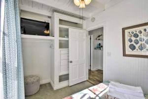 Ein Bett oder Betten in einem Zimmer der Unterkunft Sand Pebbles: Bright Bungalow - Steps to Beach!