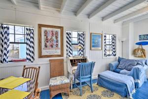 Ein Sitzbereich in der Unterkunft Sand Pebbles: Bright Bungalow - Steps to Beach!