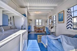 Ein Sitzbereich in der Unterkunft Sand Pebbles: Bright Bungalow - Steps to Beach!