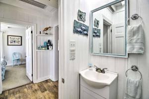 Ein Badezimmer in der Unterkunft Sand Pebbles: Bright Bungalow - Steps to Beach!