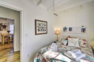 Ein Bett oder Betten in einem Zimmer der Unterkunft Sand Pebbles: Bright Bungalow - Steps to Beach!
