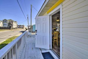 Ein Balkon oder eine Terrasse in der Unterkunft Sand Pebbles: Bright Bungalow - Steps to Beach!