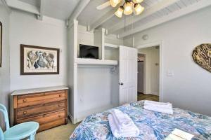 Ein Bett oder Betten in einem Zimmer der Unterkunft Sand Pebbles: Bright Bungalow - Steps to Beach!