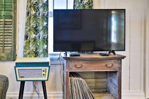 TV/Unterhaltungsangebot in der Unterkunft Sand Pebbles: Bright Bungalow - Steps to Beach!