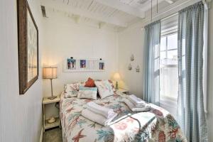 Ein Bett oder Betten in einem Zimmer der Unterkunft Sand Pebbles: Bright Bungalow - Steps to Beach!