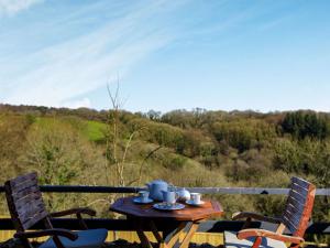 un tavolo e sedie su un balcone con vista su un campo di 1 Bed in Sidmouth SWCOM a Sidbury