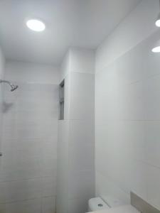 bagno bianco con doccia e servizi igienici di Apartamento entero en el más importante centro financiero, bursátil, San Isidro, Lima, Peru a Lima