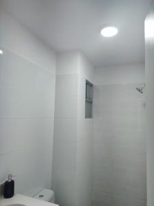 bagno bianco con doccia e servizi igienici di Apartamento entero en el más importante centro financiero, bursátil, San Isidro, Lima, Peru a Lima