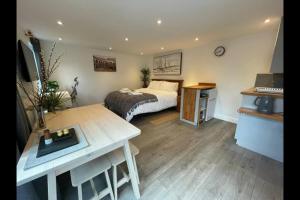 um quarto com uma cama e uma mesa em Luxury cabin with hot-tub em Cheltenham