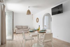A television and/or entertainment centre at Apartment ONA ONE SUN with Pool, AC, BBQ, Wifi in Cala D'or