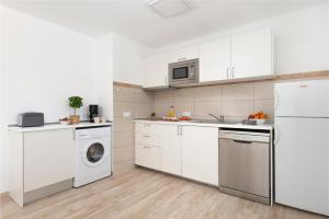 Kuchyň nebo kuchyňský kout v ubytování Apartment ONA 1 ONE SUN with Pool, AC, BBQ, Wifi in Cala D'or