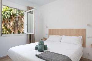 A bed or beds in a room at Apartment ONA ONE SUN with Pool, AC, BBQ, Wifi in Cala D'or Még 21 kép