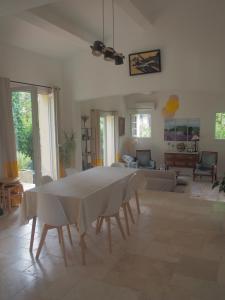 sala de estar con mesa blanca y sillas en Villa familiale - Proche Aix en Provence en Ventabren