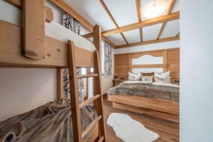 Katil dua tingkat atau katil-katil dua tingkat dalam bilik di Haus Schöser