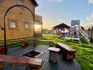 Zona de joacă pentru copii de la Domek Western House Fuleda z Gorącą Balią i Kominkiem