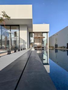 - Vistas al exterior de una casa con piscina en منتجع LA en Al Wudayy