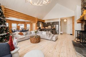 uma sala de estar com uma árvore de Natal em Chalet Golden Bear - Fiddler Lake em Mille-Isles