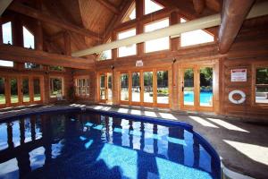 uma grande piscina numa casa de madeira em Chalet Golden Bear - Fiddler Lake em Mille-Isles
