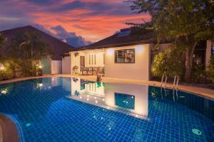 uma piscina em frente a uma casa em Baan Leelawadee - 4 Bed Villa near Beach Pattaya em Nong Prue