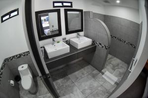 Ванная комната в Republik Hotel, Bistro and Nightclub on Site