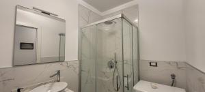 Residence La Corte di San Rocco في Cremeno: حمام مع دش ومرحاض ومغسلة