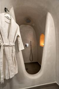 een badkamer met een bad en een spiegel bij Whitewashed Houses in Mesariá