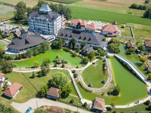 una vista aérea de una gran casa con un parque en Etno selo Stanišići Hotel Ras, en Dijelovi