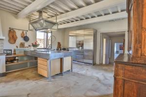 奥维多Pietra Campana Italian Villa Orvieto的带水槽和柜台的大厨房