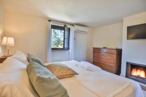 Pietra Campana Italian Villa Orvieto客房内的一张或多张床位
