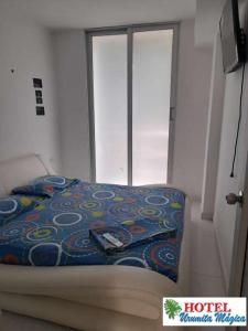 Ce lit se trouve dans un dortoir doté d'une fenêtre. dans l'établissement Hotel URUMITA MAGICA, à Valledupar