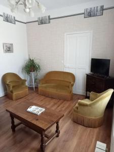 uma sala de estar com dois sofás e uma mesa de centro em F2 1ER ETAGE em Vigneulles-lès-Hattonchâtel