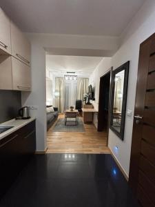 pokój z kuchnią i salonem w obiekcie Stara Polana apartament Jurkówka w Zakopanem