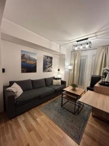 salon z kanapą i stołem w obiekcie Stara Polana apartament Jurkówka w Zakopanem +21 zdjęć