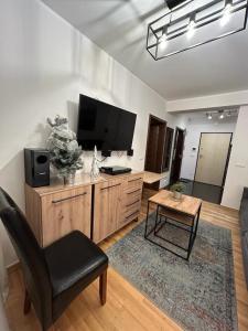 Telewizja i/lub zestaw kina domowego w obiekcie Stara Polana apartament Jurkówka